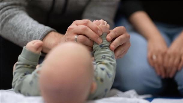 Nur noch knapp jeder Zweite lebt in einer Familie Eltern-Kind-Gemeinschaften, die in einem Haushalt leben, gibt es immer seltener.
