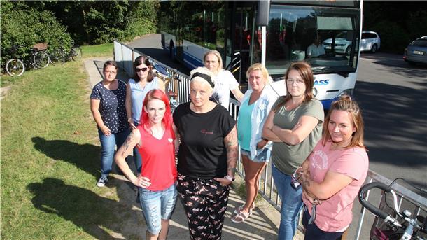 Mütter stehen an einer Bushaltestelle in Nordholz.