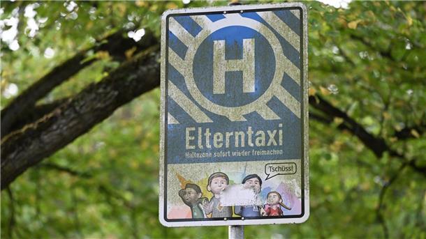 Für die Sicherheit: Elterntaxis werden ausgebremst Elterntaxis vor Schulen können zu einem Verkehrschaos führen.