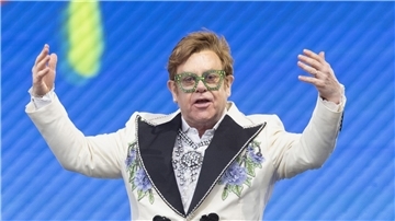 Elton John hat die Zusammenarbeit  mit Dua Lipa gelobt.