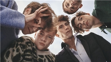 Emil Belton (l-r), Bruno Alexander, Oskar Belton, Max Mattis und Leo Fuchs sind die Protagonisten der Impro-Comedy „Intimate“.