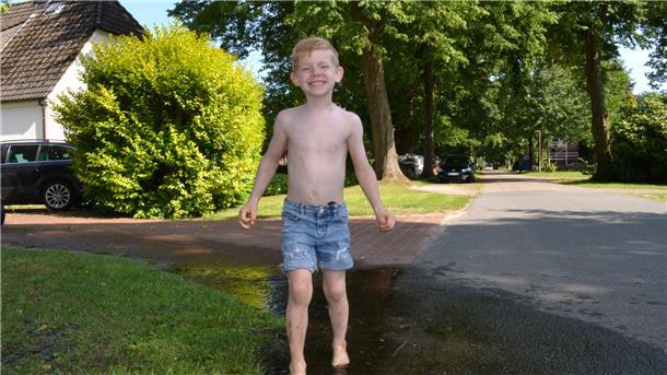 Emil freut sich des Lebens. Der Sechsjährige aus Lunestedt kommt Ende August in die Schule.