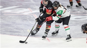Emily Nix (l) sorgte für den Führungstreffer der deutschen Mannschaft.