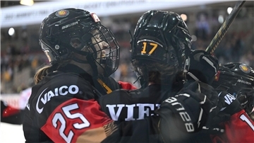 Emily Nix (r) jubelt mit Laura Kluge über das 2:0 gegen Österreich.