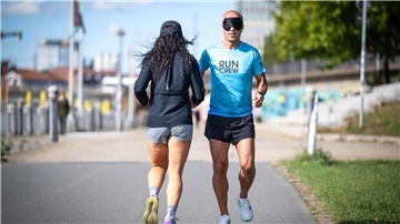 Bremer läuft Halbmarathon rückwärts mit verbundenen Augen Emin da Silva hat schon viele ungewöhnliche Läufe absolviert.