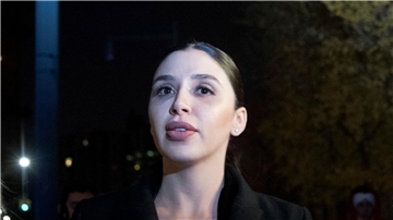 Emma Coronel, die Frau von Joaquin „El Chapo“ Guzman, verlässt das Bundesgericht in Brooklyn nach dem Prozessauftakt gegen ihren Mann (2018).