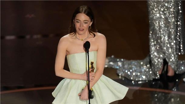 Emma Stone nimmt den Preis für die beste Leistung einer Hauptdarstellerin entgegen.