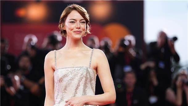 Emma Stone im Keller der Paranoia: Neuer Kinofilm „Bugonia“ Emma Stone spielt in der düsteren Sci-Fi-Komödie eine Pharma-Unternehmenschefin, die von zwei Verschwörungsideologen entführt wird. (Archivbild)