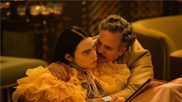 Emma Stone und Mark Ruffalo in einer Szene aus „Poor Things“.