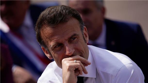 Frankreich lacht über Kochtopfverbot bei Anti-Macron-Demo Emmanuel Macron besucht eine Schule in Ganges.