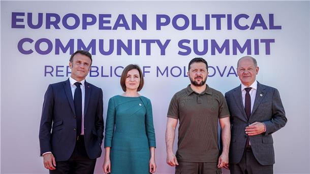 Europa-Gipfel: Klares Signal an Moskau Emmanuel Macron (l-r), Maia Sandu, Wolodymyr Selenskyj und Olaf Scholz beim Gipfeltreffen der Europäischen Politischen Gemeinschaft (EPG) in Moldau.