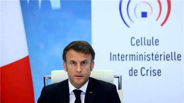 Frankreich: Regierung erlässt Beschränkungen nach Krawallen Emmanuel Macron, Präsident von Frankreich, spricht nach einer Dringlichkeitssitzung der Regierung im Innenministerium.