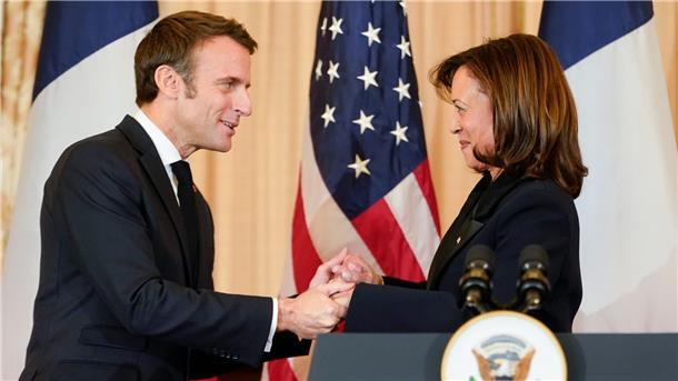 Macron in den USA: Viel Glanz und ein wenig Ärger Emmanuel Macron trifft US-Vizepräsidentin Kamala Harris im Außenministerium.