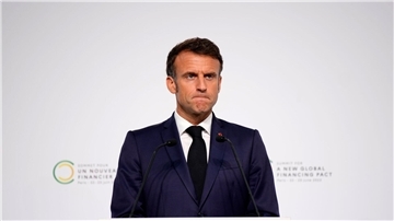 Emmanuel Macron verschiebt wegen der Krawallen in Frankreich den geplanten Staatsbesuch in Deutschland.