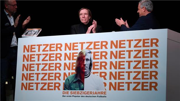 Netzer eröffnet Ausstellung und weint: „Tief berührt“ Emotionale Momente: Günter Netzer (M) ist bei der Ausstellungseröffnung ergriffen.