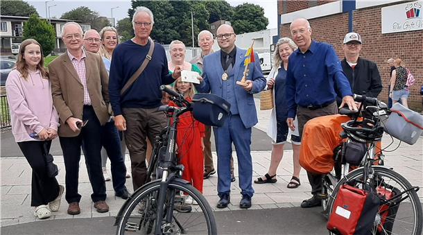 Neustart für Städtepartnerschaft: Nordenhamer als Botschafter in Peterlee Eine größere Menschengruppe, davor zwei Räder
