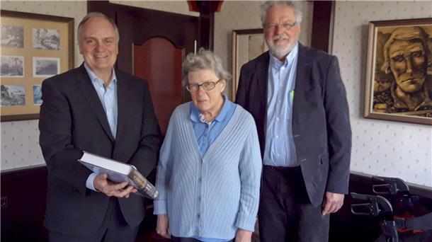 Ende April hatte der Vorsitzende des Bremervörder Kultur- und Heimatkreises, Manfred Bordiehn (rechts), einen kleinen Kreis von Personen zu einem „ehrenden informellen Kaffeetrinken“ eingeladen. Dabei wurden die Verdienste von Dr. Elfriede Bachmann gewürdigt, darunter auch von Dr. Hans-Eckhard Dannenberg (links), Geschäftsführer des Landschaftsverbandes Stade.