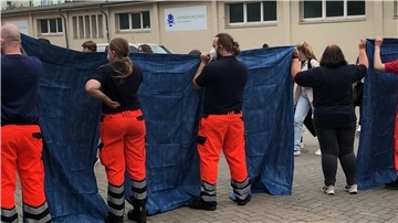 Ende eines Schultages: Die Schüler des Lloyd Gymnasiums werden Stunden nach dem Attentat abgeschirmt aus der Schule begleitet.
