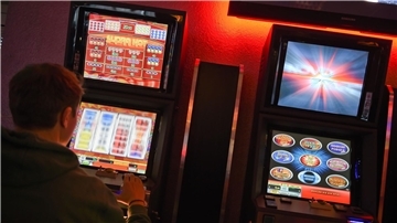 Ende Juni dieses Jahres zählte die Gemeinsame Glücksspielbehörde der Länder 142 legale Anbieter von Automatenspielen und Online-Poker, Sport- und Pferdewetten sowie Anbieter verschiedener Lotterien und gewerblicher Spielvermittlung.