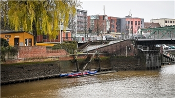 Ende November haben die Mitglieder des Kanuvereins Unterweser erfahren, dass die baufällige Kaje gesperrt werden muss.