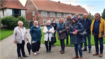 Ende September vergangenen Jahres machte sich die Bereisungskommission des Landkreises für "Unser Dorf hat Zukunft" auf den Weg durch Neuenwalde. Ausgangspunkt war die Klosteranlage in Neuenwalde. Ortsbürgermeisterin Ellen Frank (links) hatte sich gut vorbereitet und für "ihre" Ortschaft den Sieg auf Kreisebene davongetragen.
