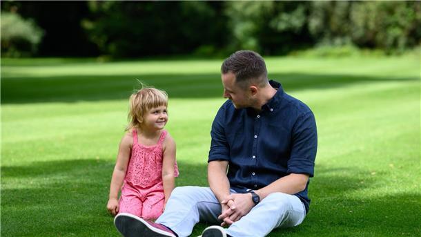 Junge Krebspatientin trifft Lebensretter „Endlich ein Gesicht dazu“: Annabel Rogotzki und Fabian Dancker im Park von Schloss Bellevue.