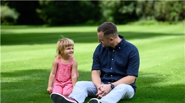 „Endlich ein Gesicht dazu“: Annabel Rogotzki und Fabian Dancker im Park von Schloss Bellevue.