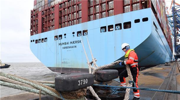 Endlich fest im Hafen: Die „Mumbai Maersk“ ist 399 Meter lang, 58 Meter breit. Als sie vor Wangerooge auf Grund läuft, sind 7300 Container an Bord. Um ein Schiff dieser Größe zu bewegen, braucht es enorme Kräfte und viele Schlepper.
