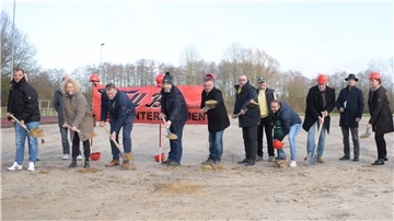 Spatenstich für die Sanierung des Kreissportplatzes in Hagen. Im September 2023 soll die Anlage in neuem Glanz erstrahlen. 