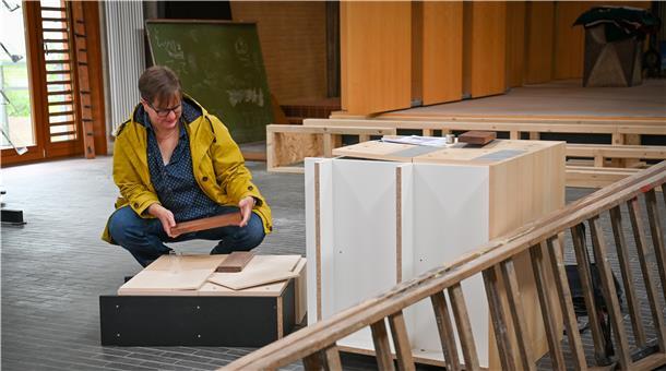 Endlich gibt es ein Modell: Pastorin Anneke Ihlenfeldt ist froh, dass die Planung für die Ausstattung und den Ausbau der Michaeliskirche zum Urnenfriedhof „Kolumbarium“, dem ersten dieser Art im Land Bremen, greifbare Formen annimmt – nach zehn Jahren Vorplanung.