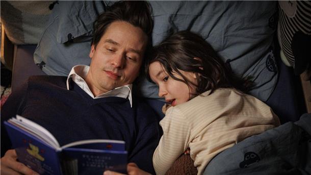 Endlich hat Vater Wolf (Tom Schilling), Zeit für seine kleine Tochter Nina (Pola Friedrichs. „Eine Million Minuten“ erzählt eine Aussteigergeschichte, die Lust aufs Reisen macht.