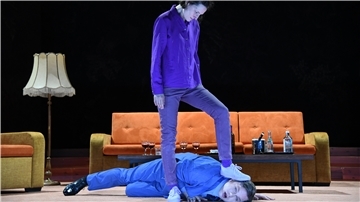 Endlich Rache: Larry (Marc Vinzing) ist Sandra (Marsha Zimmermann) in einer Szene aus dem Stück „Der Vorfall“ ausgeliefert. Doch spielt sich die Szene nur in Sandras Kopf ab?