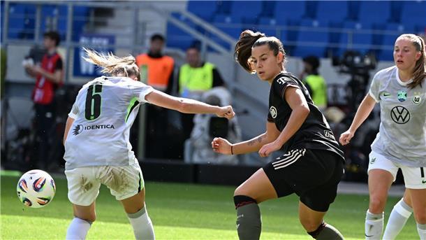 Endlich wieder Bundesliga: Lena Oberdorf (M) steht vor ihrem ersten Ligaspiel für den FC Bayern.
