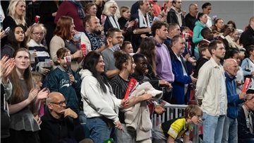 Hier gibt es die Fotos vom Eisbären-Spiel gegen Koblenz am Samstag Fans auf einer Tribüne.