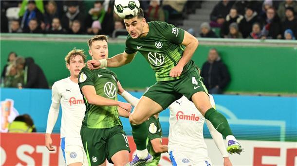 Simonis unter Druck: Wolfsburg blamiert sich im Pokal Energisch: Wolfsburgs Konstantinos Koulierakis köpft den Ball auf das Tor.