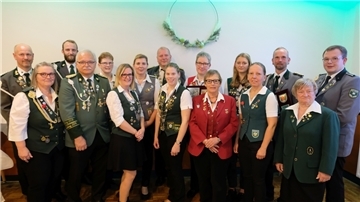 Ein Gruppenfoto der geehrten Mitglieder in ihren Uniformen.