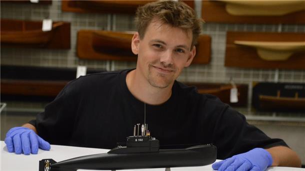 Der harte Alltag unter Wasser: Nils Theinert forscht zu U-Booten Historiker Nils Theinert mit einem Modell eines U-Boots