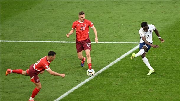 Saka überwindet Trauma: „Können Geschichte schreiben“ Englands Bukayo Saka (r) trifft zum 1:1.