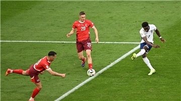 Englands Bukayo Saka (r) trifft zum 1:1.