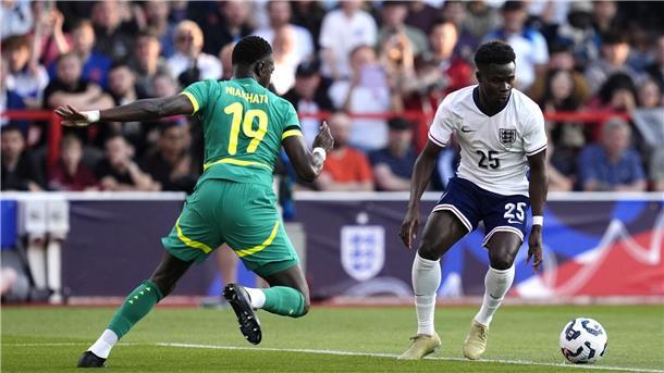 Herber Dämpfer für Tuchel: England verliert gegen Senegal Englands Bukayo Saka (rechts) tat sich mit seinem Team gegen Senegal schwer