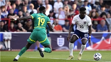 Englands Bukayo Saka (rechts) tat sich mit seinem Team gegen Senegal schwer