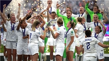 Englands Frauen jubeln nach dem EM-Finale 2022