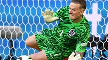 Englands Torhüter Jordan Pickford wehrt den Elfmeter ab.