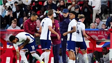 Englands Trainer Thomas Tuchel (M) konnte mit der Leistung seiner Spieler gegen das Team aus Senegal nicht zufrieden sein.