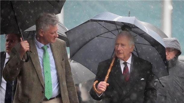König Charles: Ovationen im Bundestag, Käse in Brandenburg Englisches Wetter: König Charles III. unterhält sich mit Ludolf von Maltzan, Chef des Ökodorfes Brodowin.