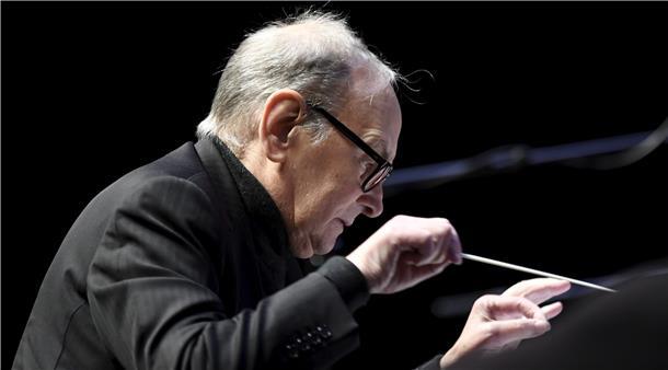 Ennio Morricone dirigiert während eines Konzerts im Jahr 2016 in Helsinki. Der für seine Filmmusiken berühmte italienische Komponist ist tot. Er ist im Alter von 91 Jahren gestorben.