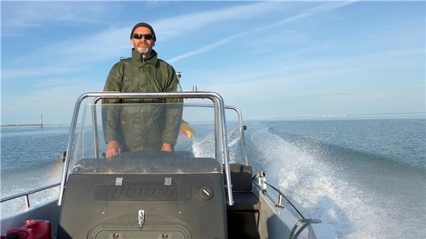 Enno Janßen unterwegs im Wattenmeer rund um die Insel Memmert. Er ist seit 18 Jahren der Inselvogt auf der Vogelschutzinsel im niedersächsischen Wattenmeer.