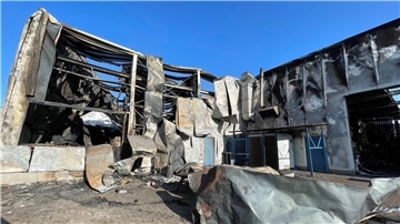 Enorme Kräfte wirkten bei dem Feuer auf die Halle ein. Auf dem Dach war eine Photovoltaik-Anlage, die ebenfalls zerstört wurde. Splitter dieser Anlage sind mit der Rauchwolke in die nähere Umgebung getragen worden.