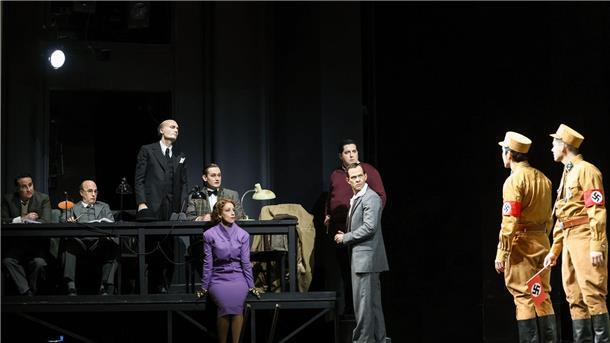Volksoper Wien arbeitet eigene NS-Vergangenheit auf Ensemblemitglieder der Wiener Volksoper arbeiten gemeinsam die NS-Vergangenheit auf der Bühne auf.