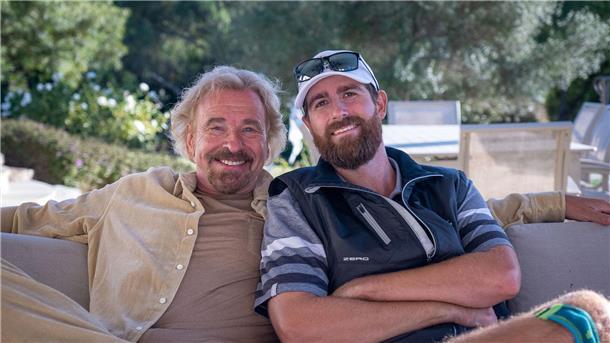 Entertainer Thomas Gottschalk (l) und sein Sohn Roman Gottschalk in der ersten Folge.